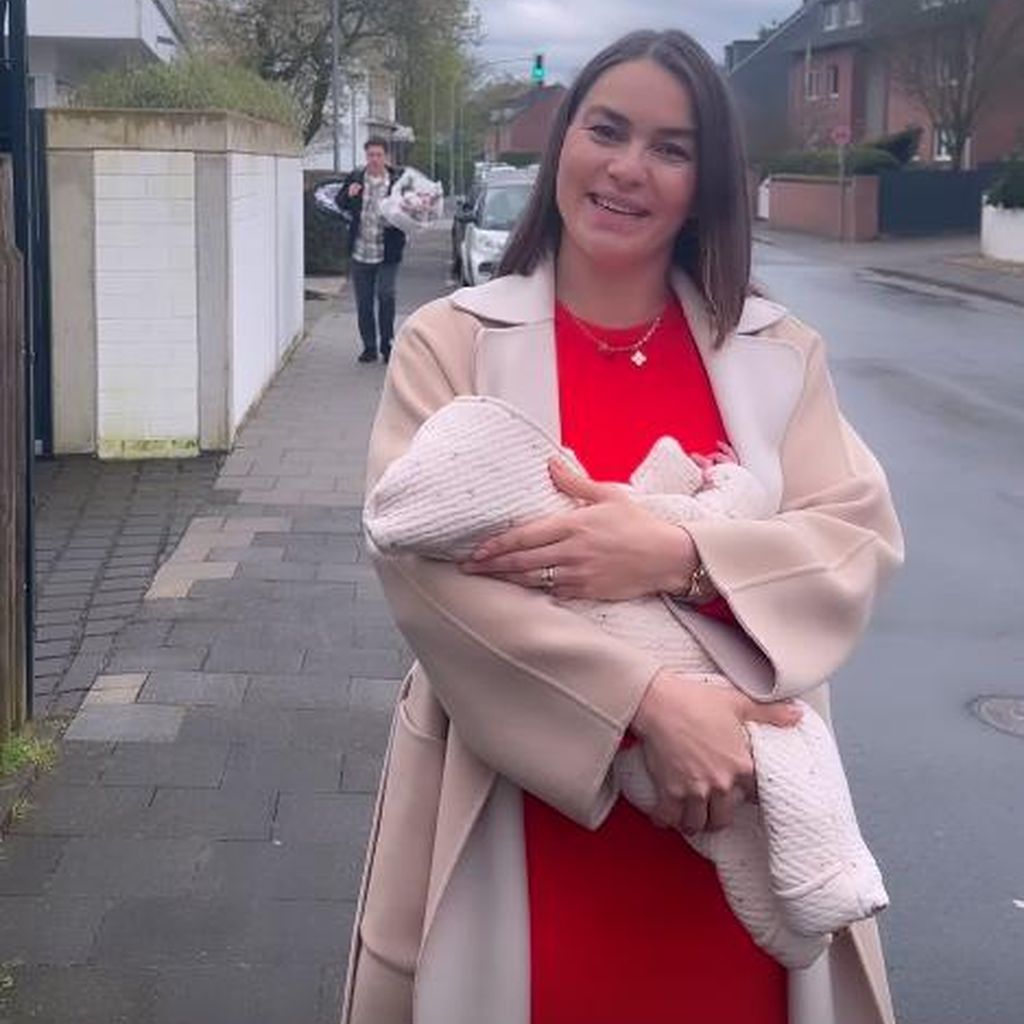 Renata Lusin mit ihrer Tochter Stella, März 2024