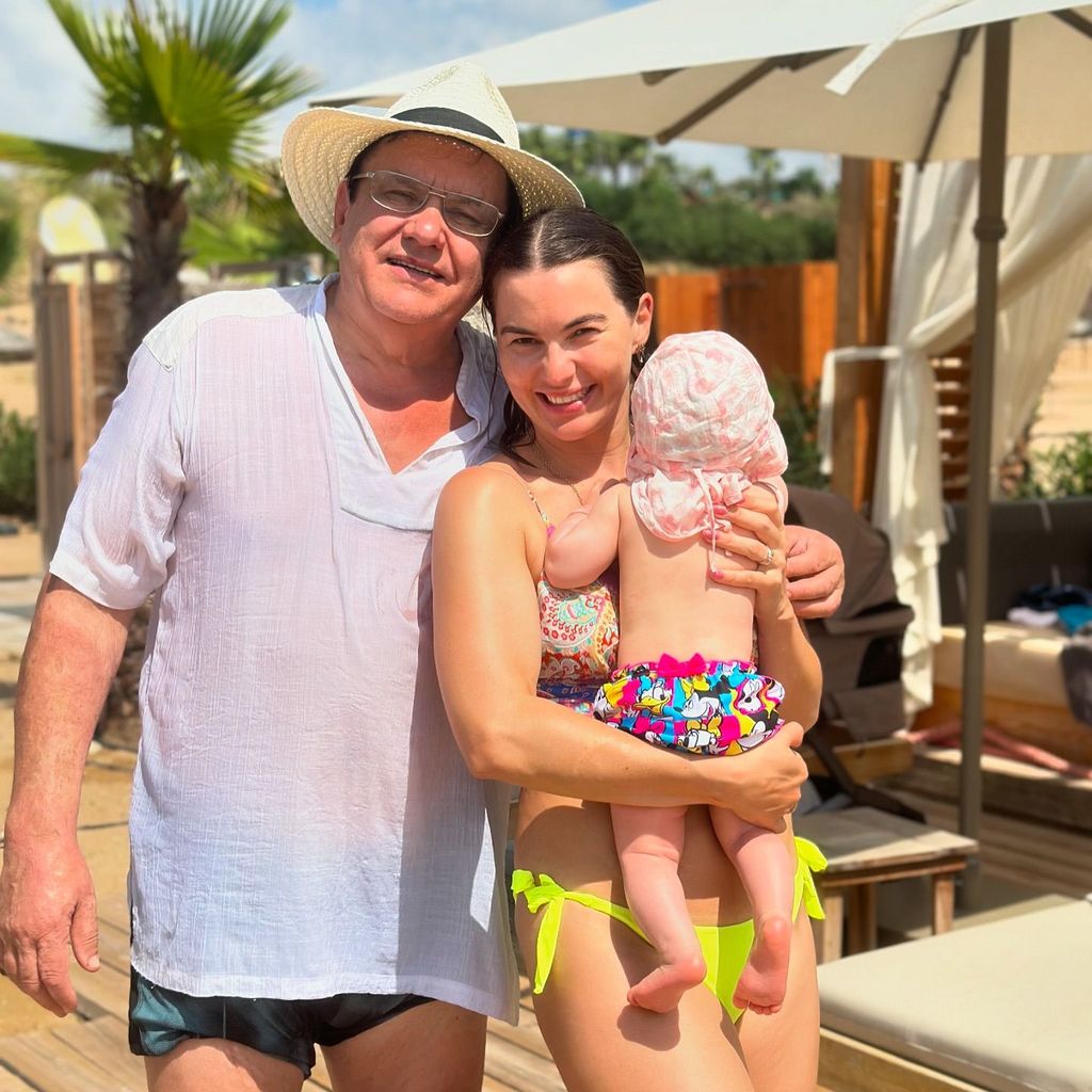 Renata Lusin mit ihrem Papa und Tochter Stella, Türkei 2024