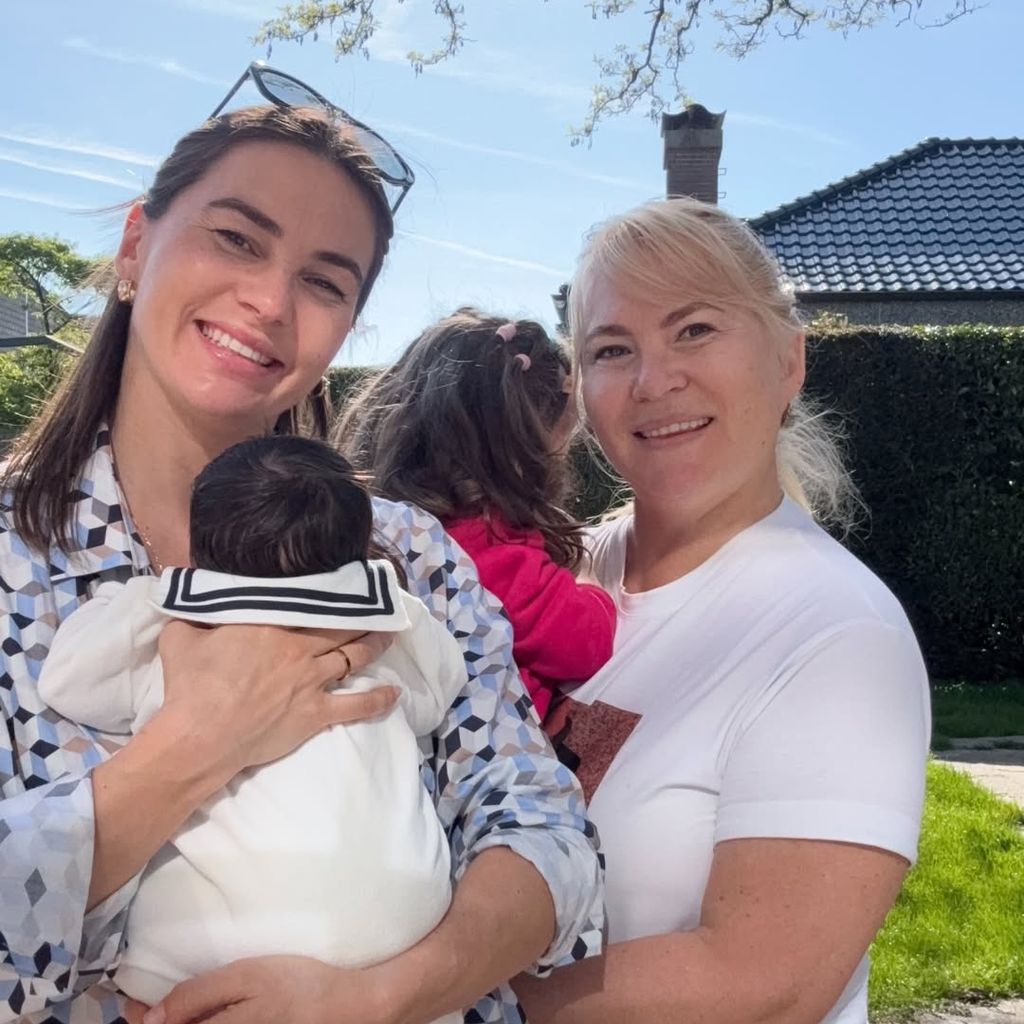 Renata Lusin mit ihrer Neugeborenen Tessa, ihrer älteren Tochter Stella, April 2026