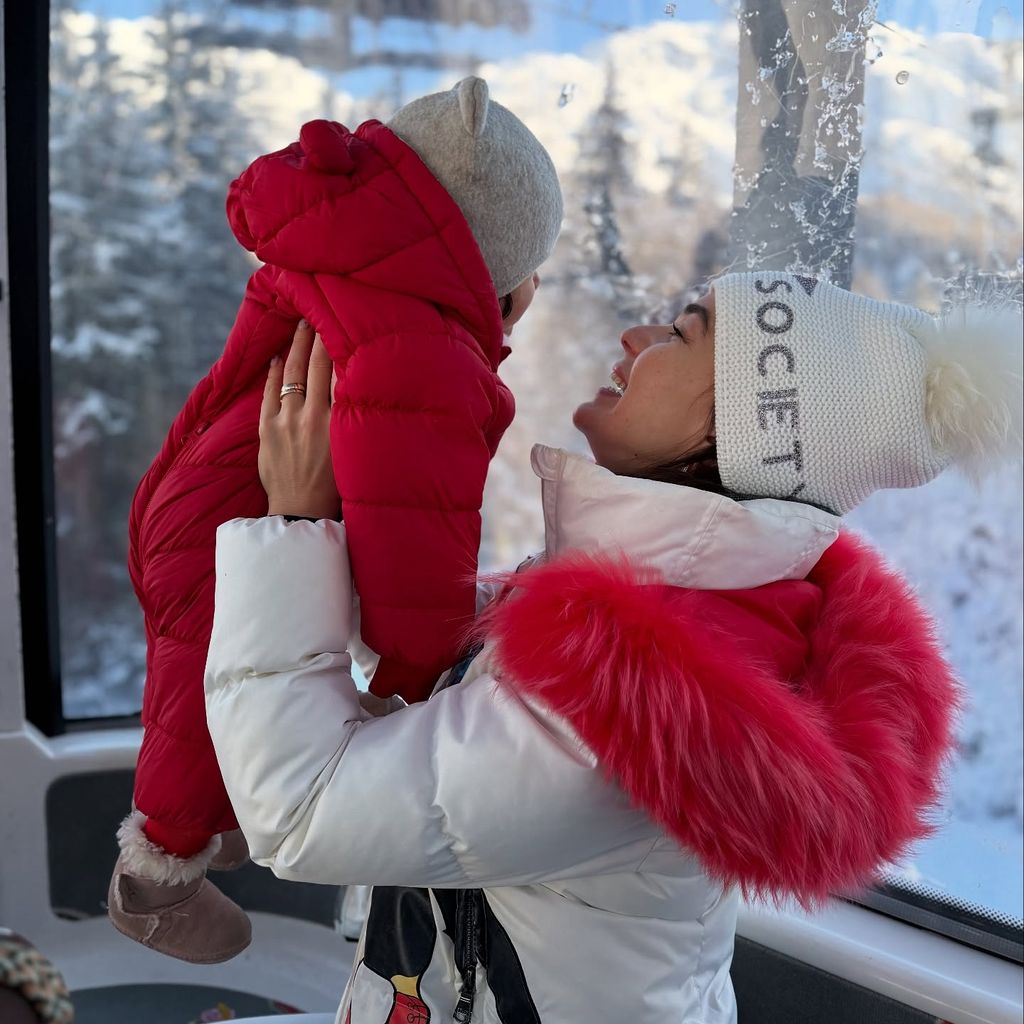 Renata Lusin und Tochter Stella im Dezember 2024