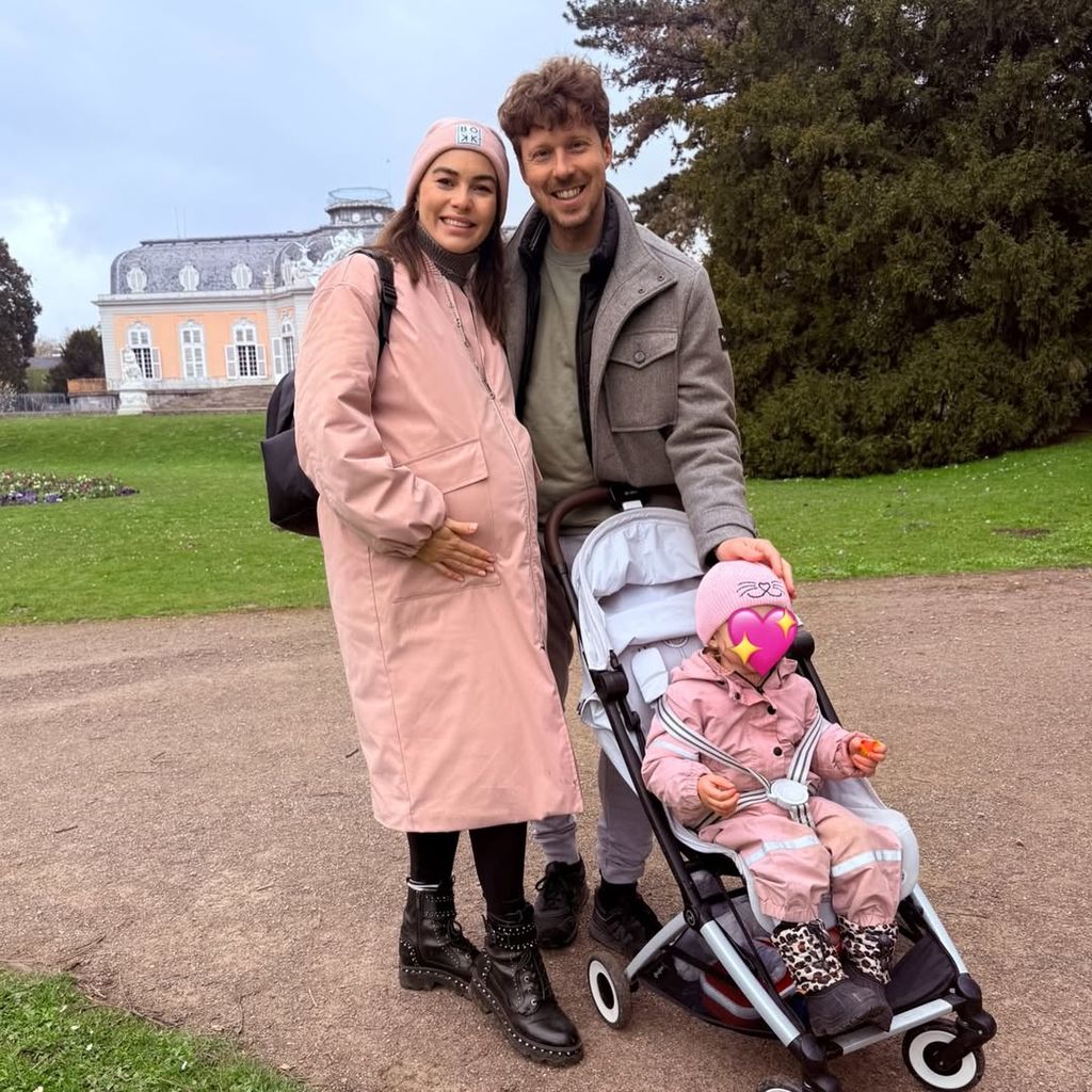 Renata und Valentin Lusin mit ihrer Tochter Stella am Ostersonntag, April 2026
