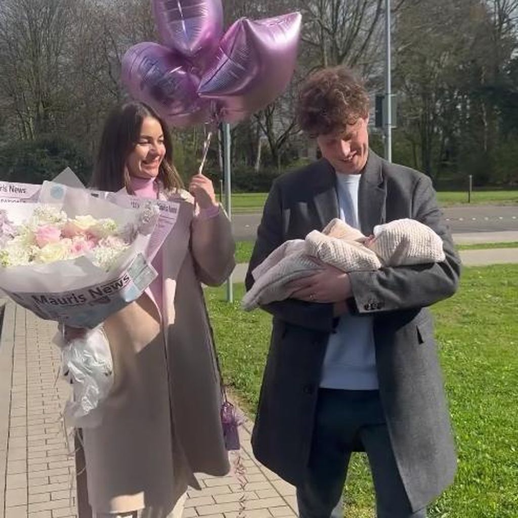 Renata und Valentin Lusin verlassen das Krankenhaus mit Baby