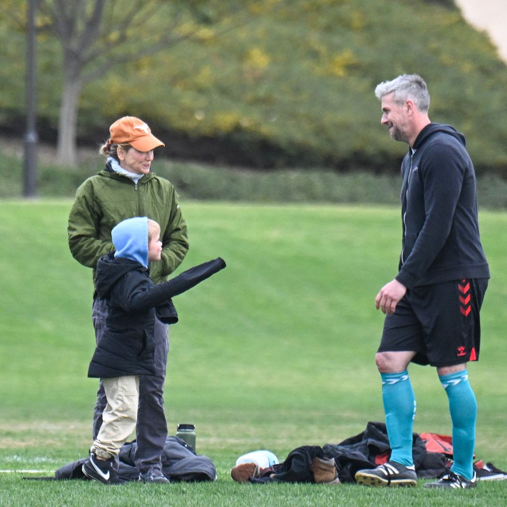Renée Zellweger, Ant Anstead und sein Sohn Hudson auf dem Fußballplatz