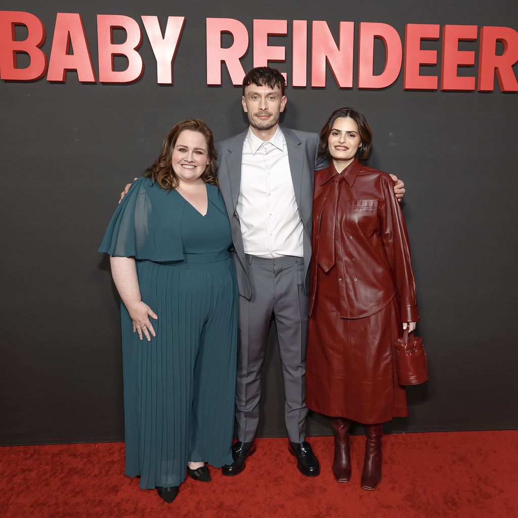 Jessica Gunning, Richard Gadd und Nava Mau posieren bei "Rentierbaby"-Premiere