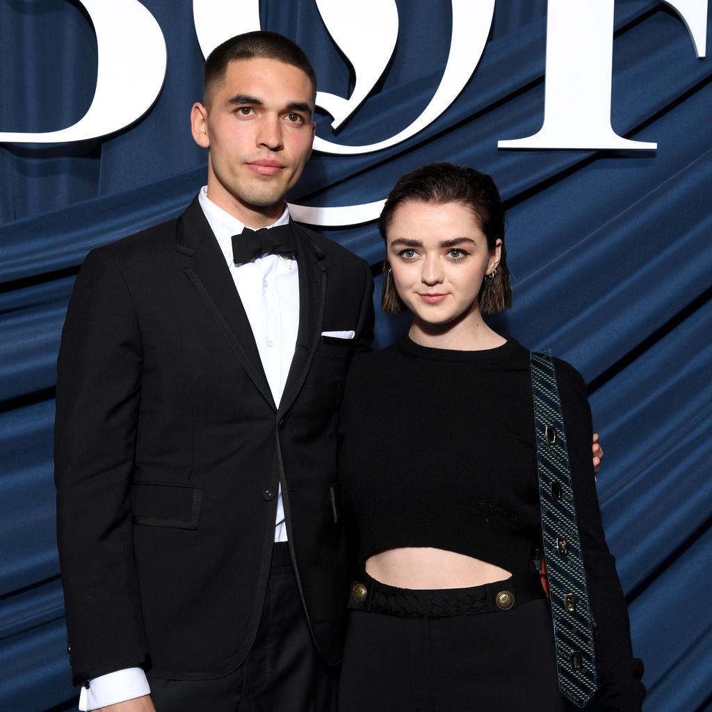 Reuben Selby mit Maisie Williams, 2020
