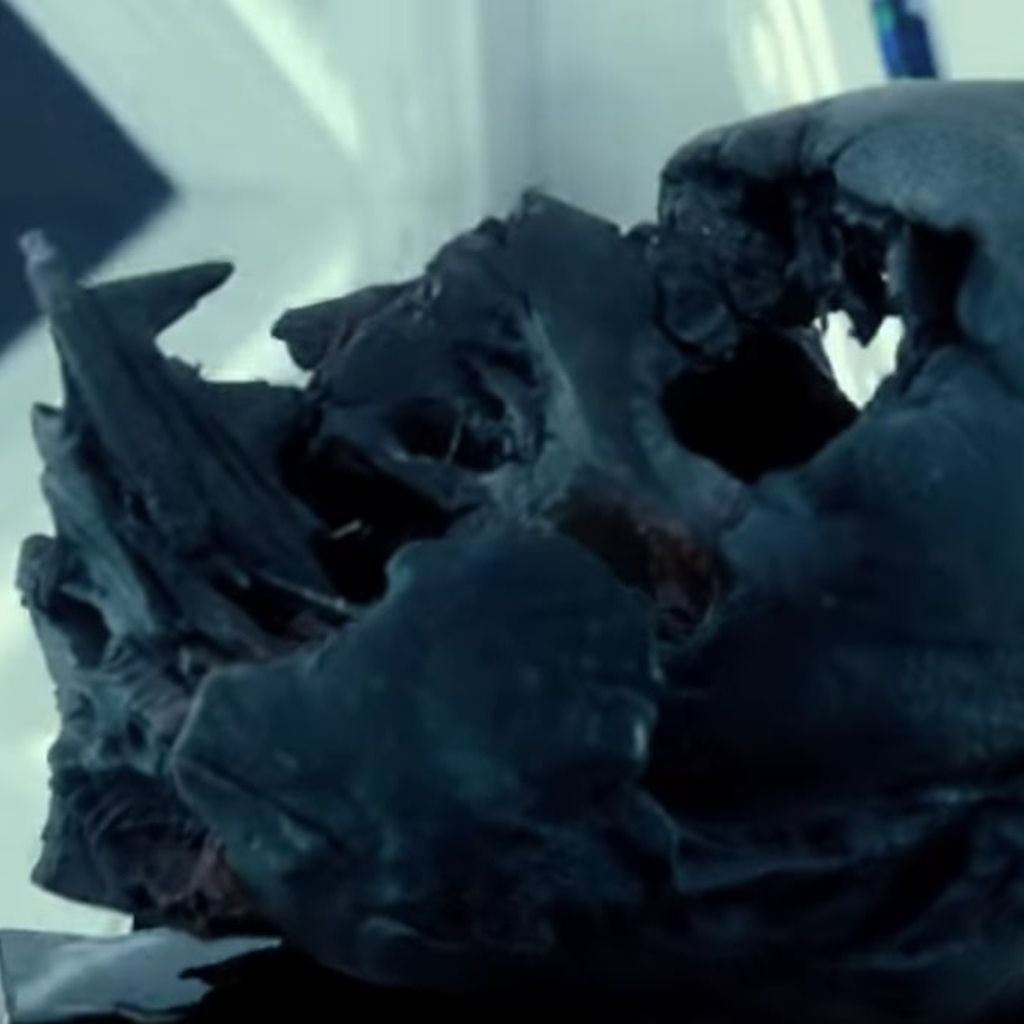 Rey mit dem zerfurchten Darth-Vader-Helm
