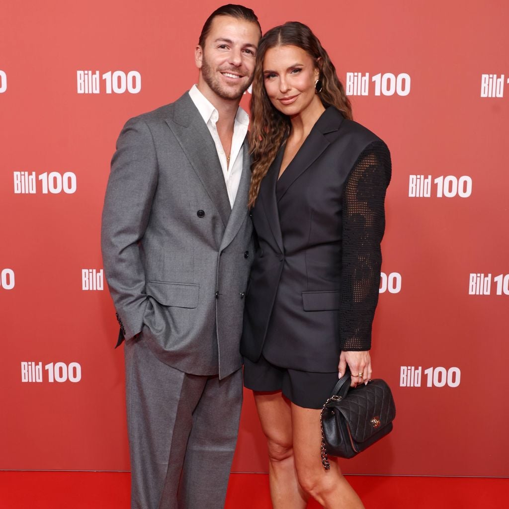 Riccardo Basile und Laura Wontorra beim BILD100 2026 im Axel-Springer-Neubau in Berlin