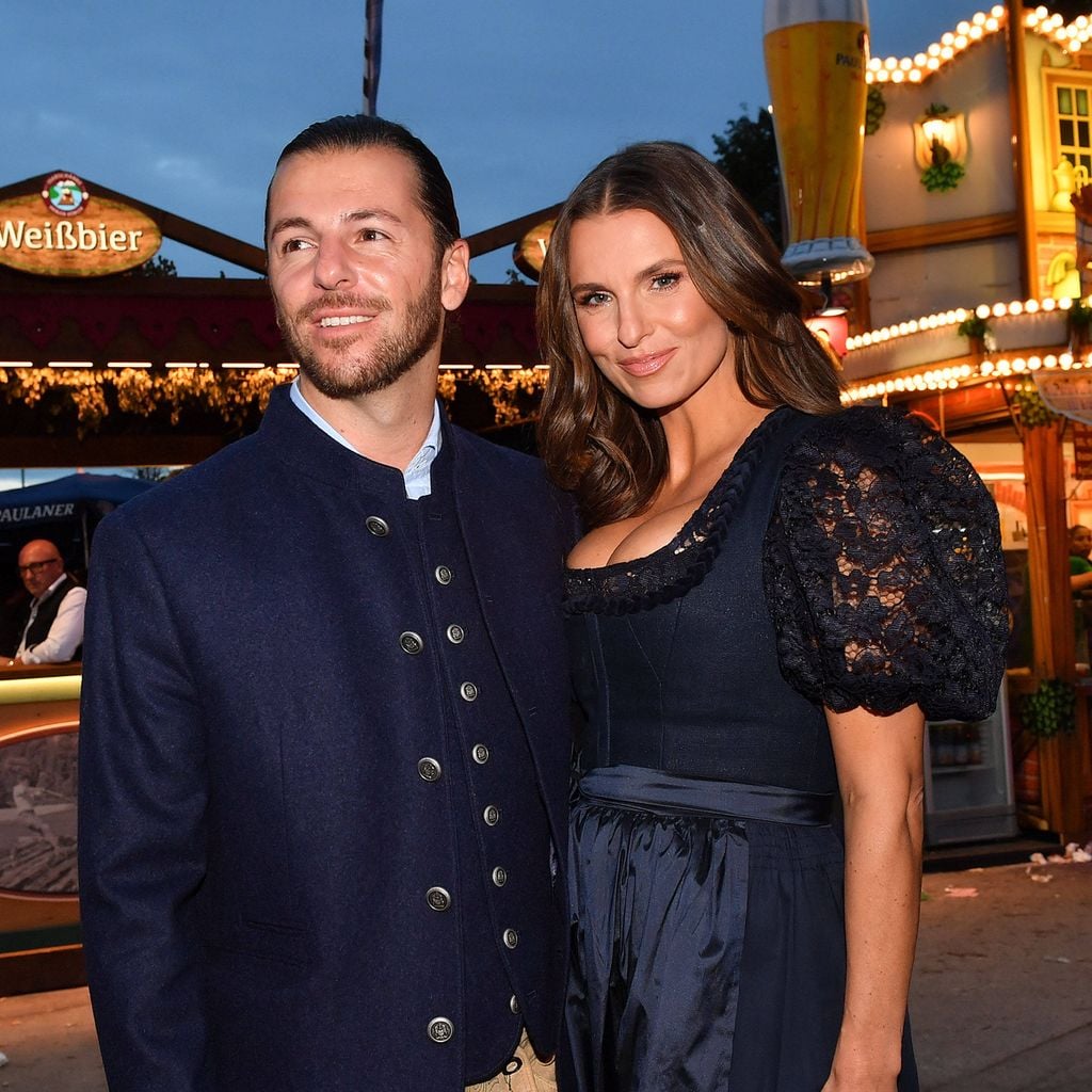 Riccardo Basile und Laura Wontorra beim Almauftrieb auf der Theresienwiese während des Oktoberfests 2026 in München