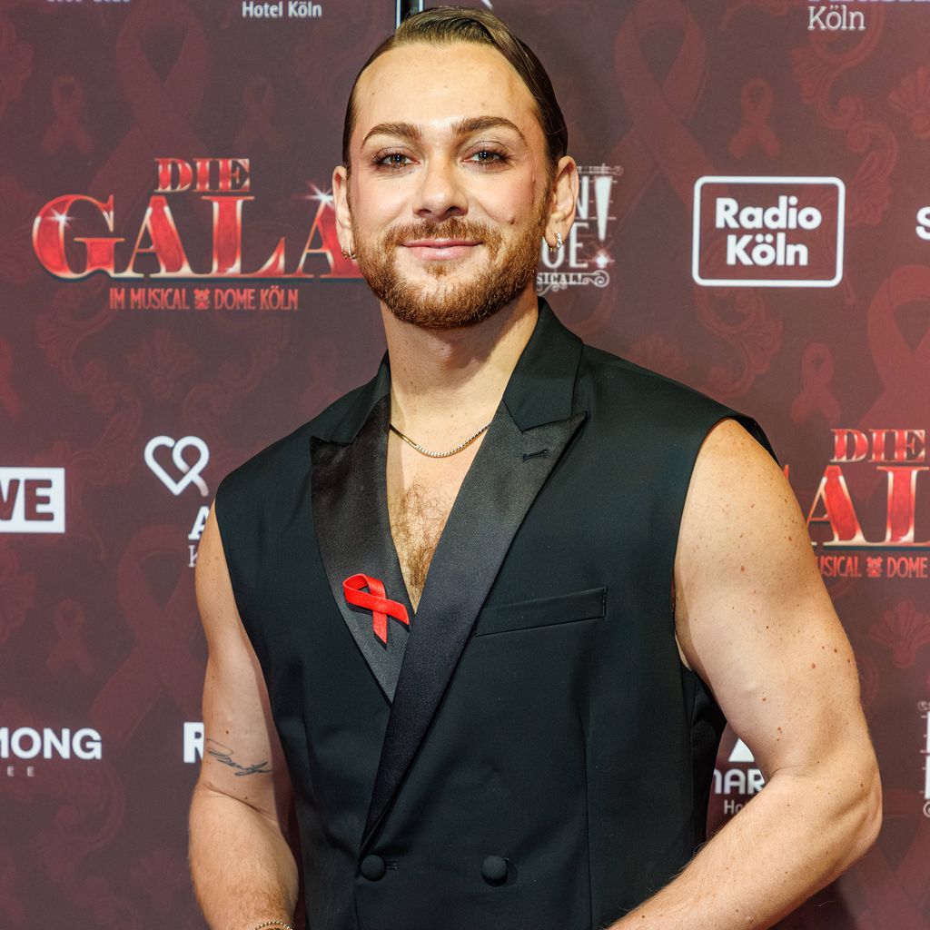 Riccardo Simonetti auf dem Red Carpet bei DIE GALA im Musical Dome Köln am Welt-Aids-Tag