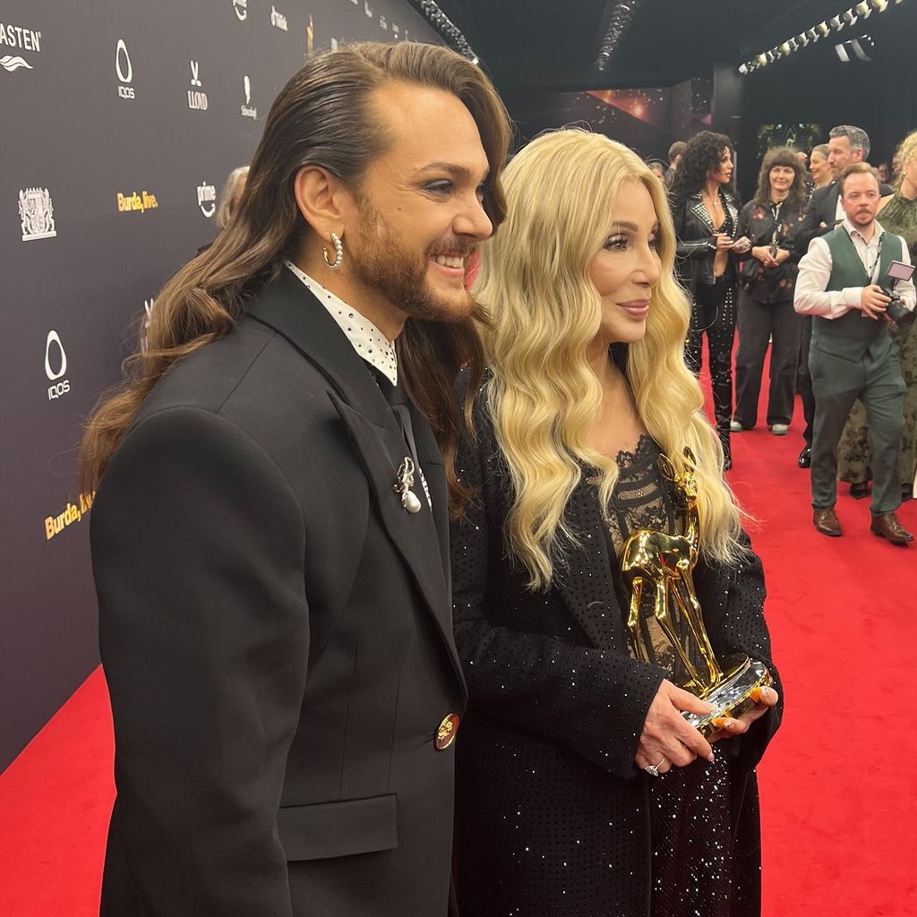 Riccardo Simonetti und Cher beim Bambi 2025