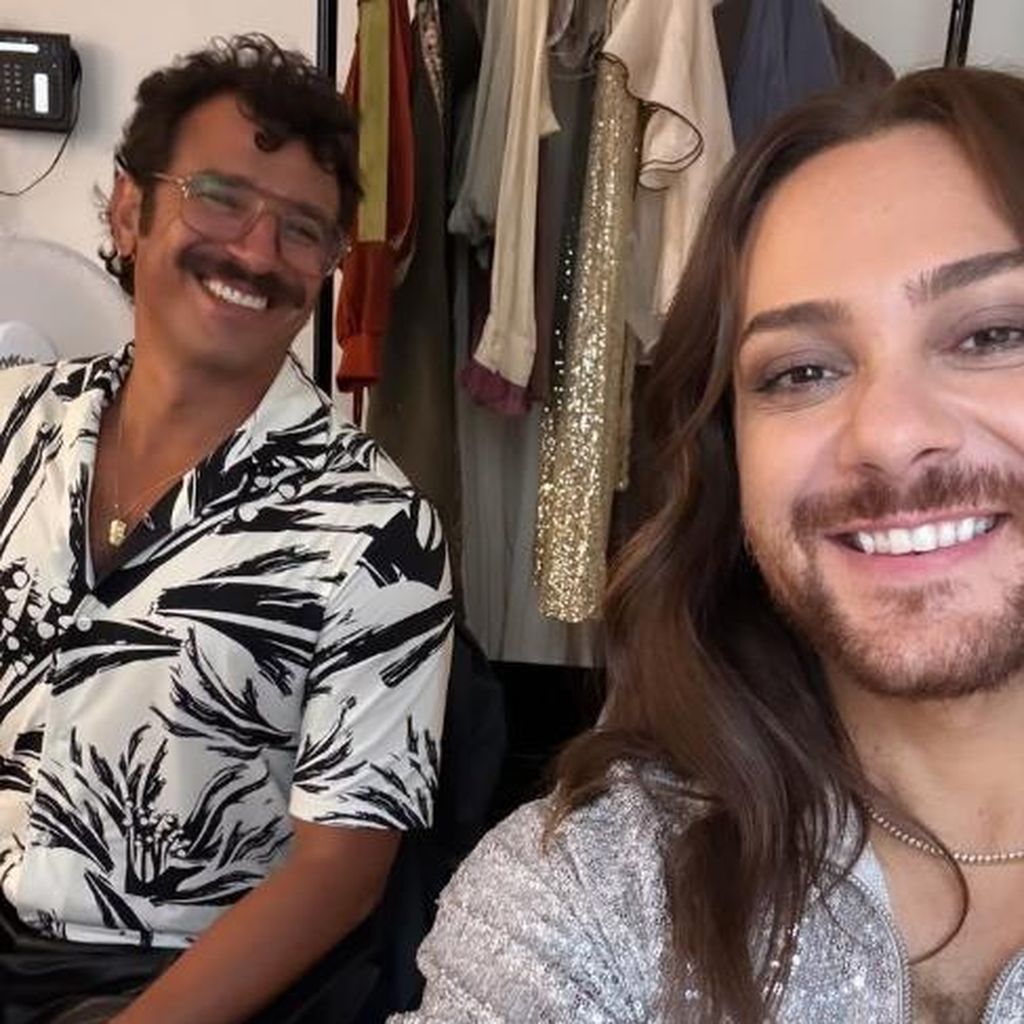 Riccardo Simonetti (r.) und sein Ehemann im Backstagebereich von "& Julia"