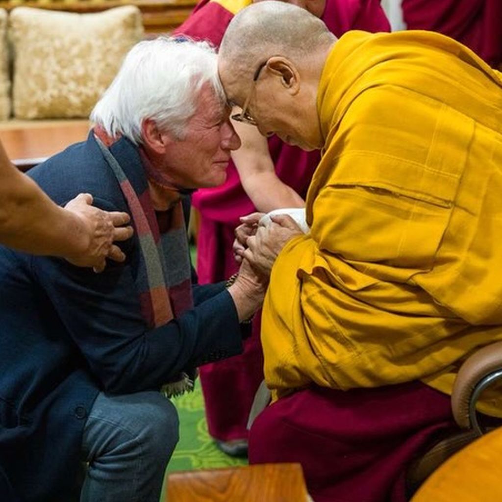 Richard Gere kniet vor dem Dalai Lama, März 2026