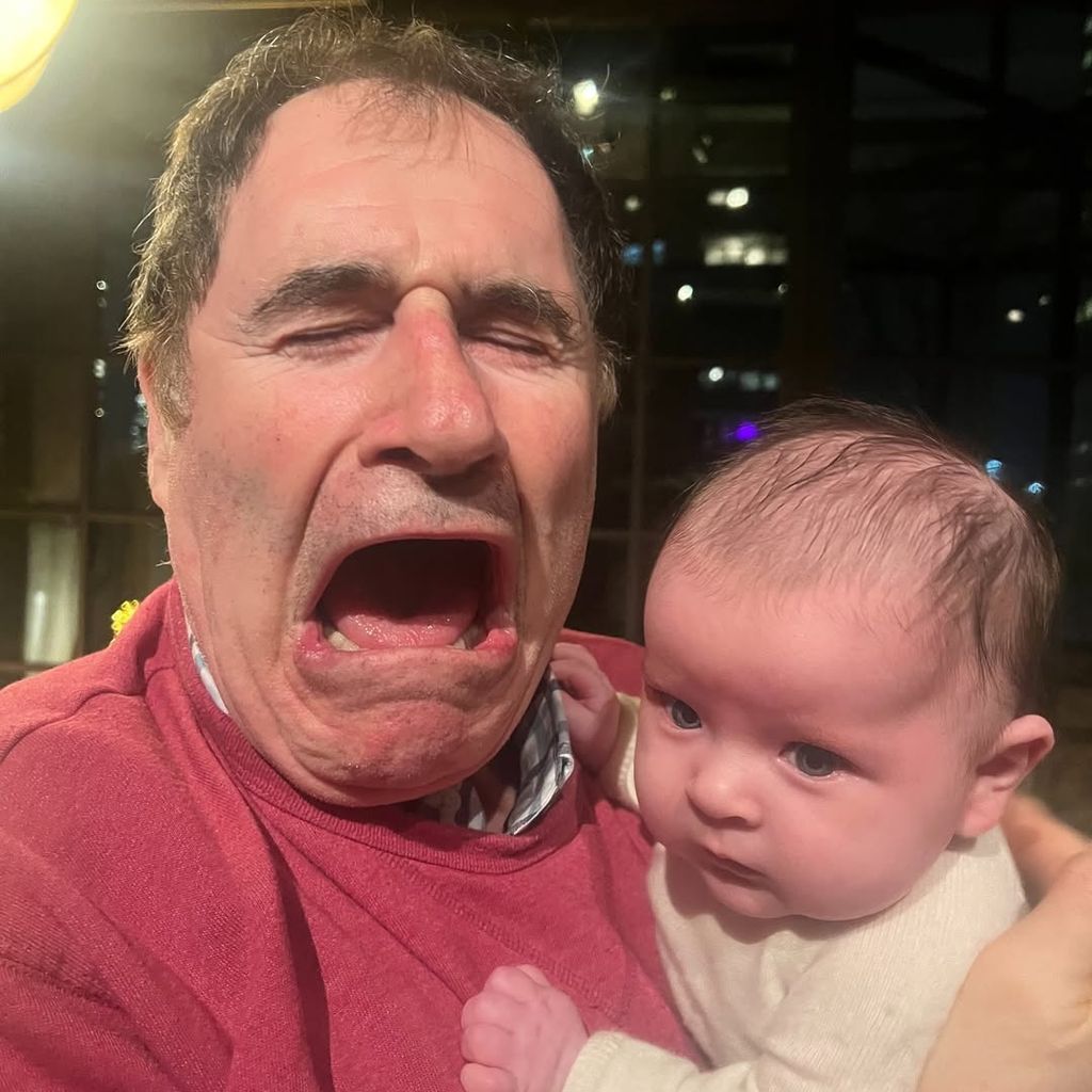 John Mulaney postet ein Bild von seiner Tochter Mei und Richard Kind auf Instagram