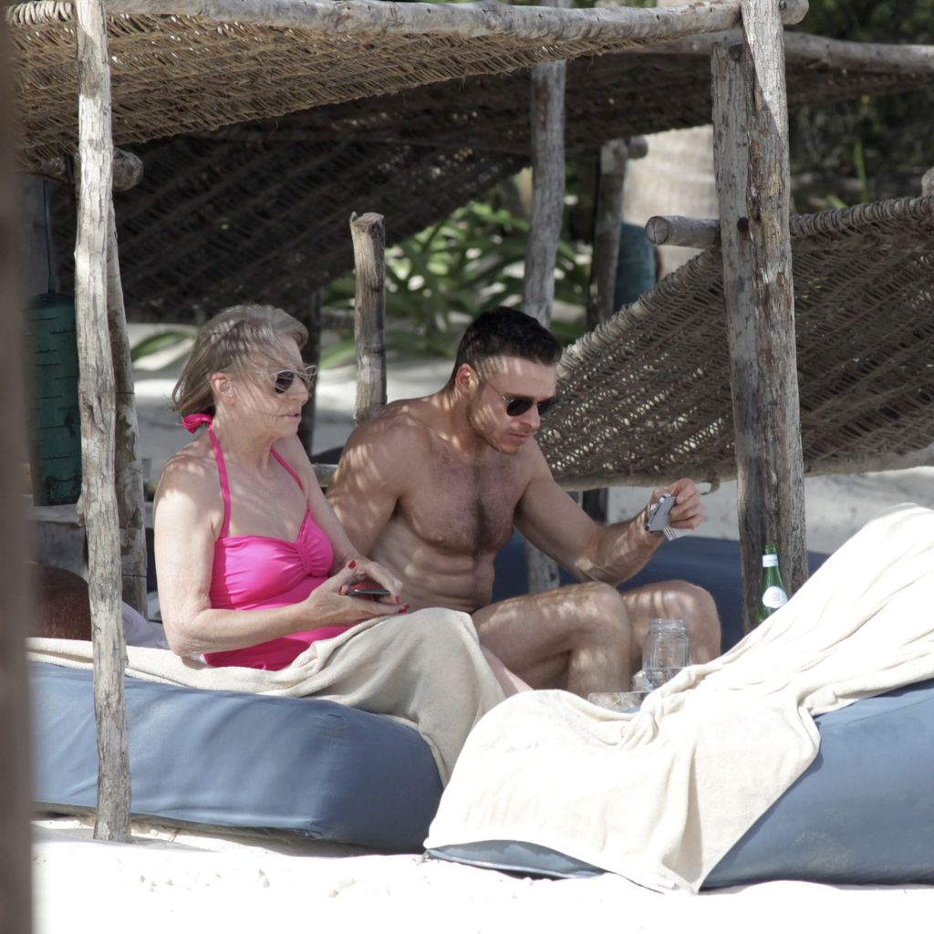 Richard Madden mit seiner Mutter Pat in Mexiko