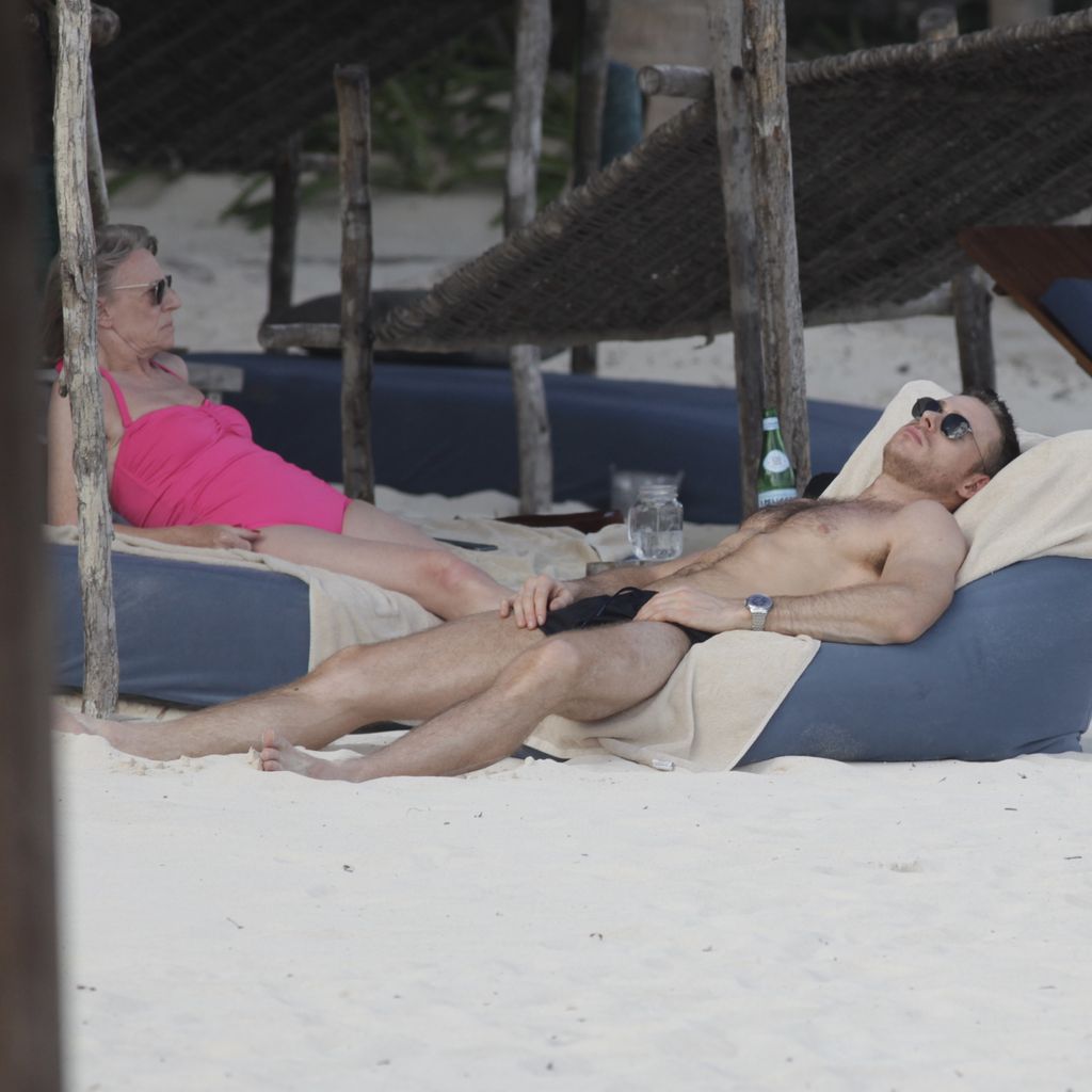 Richard Madden mit seiner Mutter Pat in Mexiko