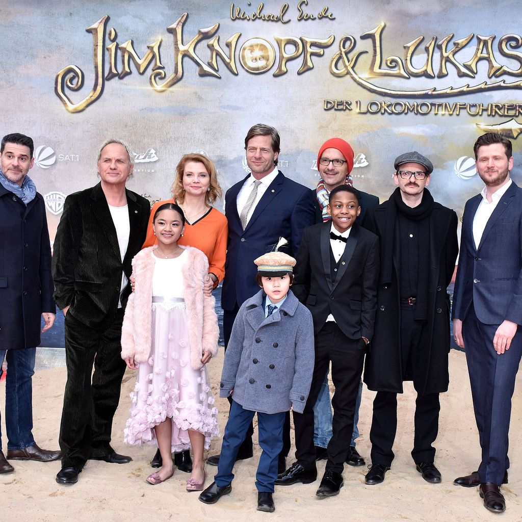 Schauspielerensamble bei der Premiere von "Jim Knopf und Lukas der Lokomotivführer"
