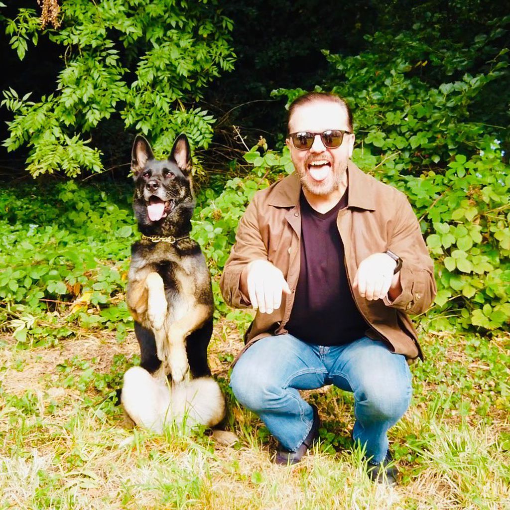 Ricky Gervais mit einem Hund im September 2019