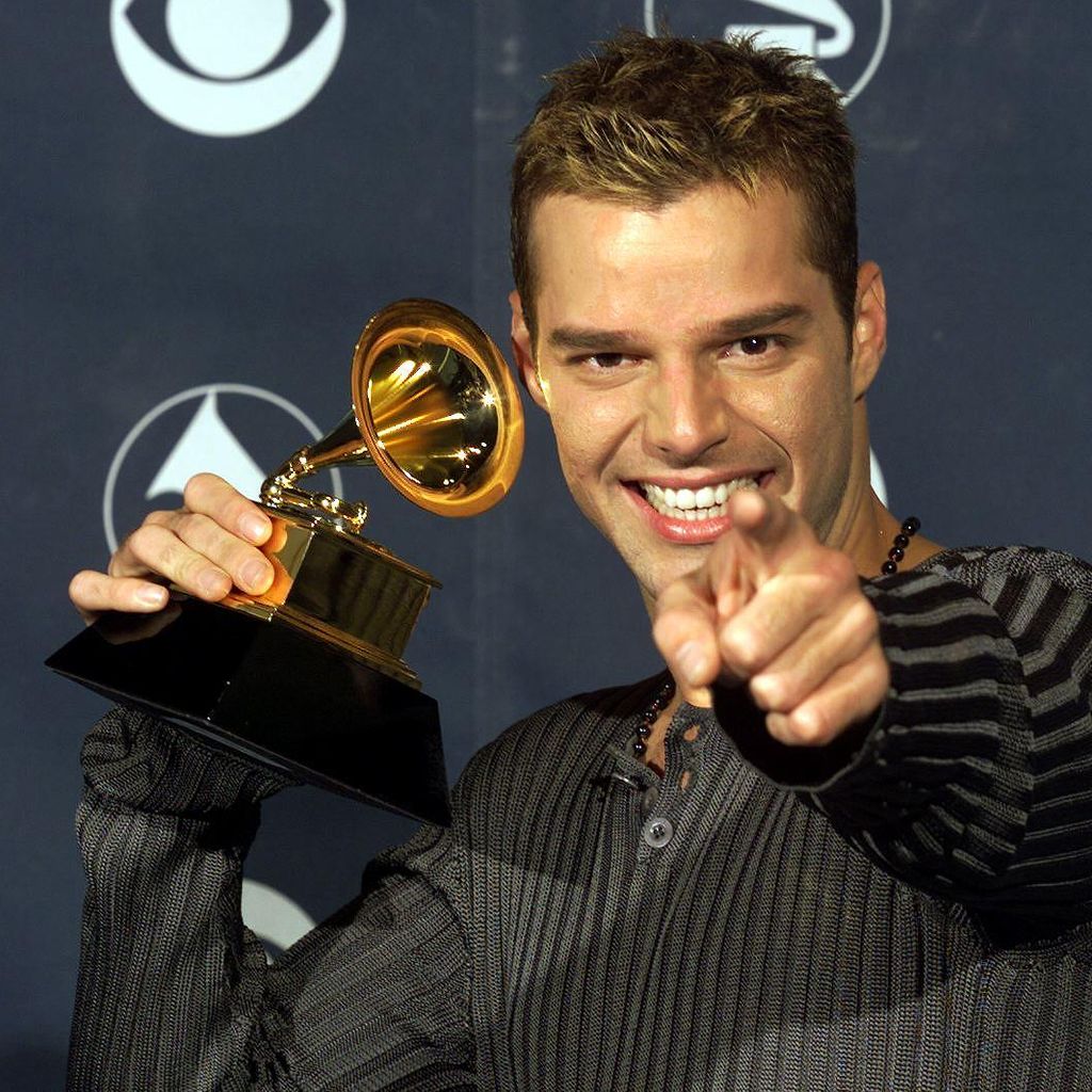 Ricky Martin hält seinen Grammy Award