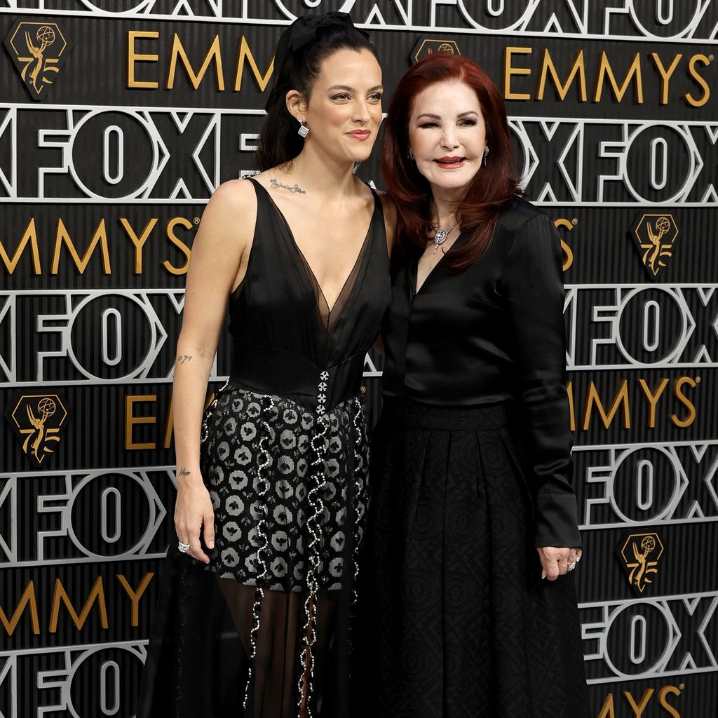 Riley Keough und Priscilla Presley bei den Emmys 2024