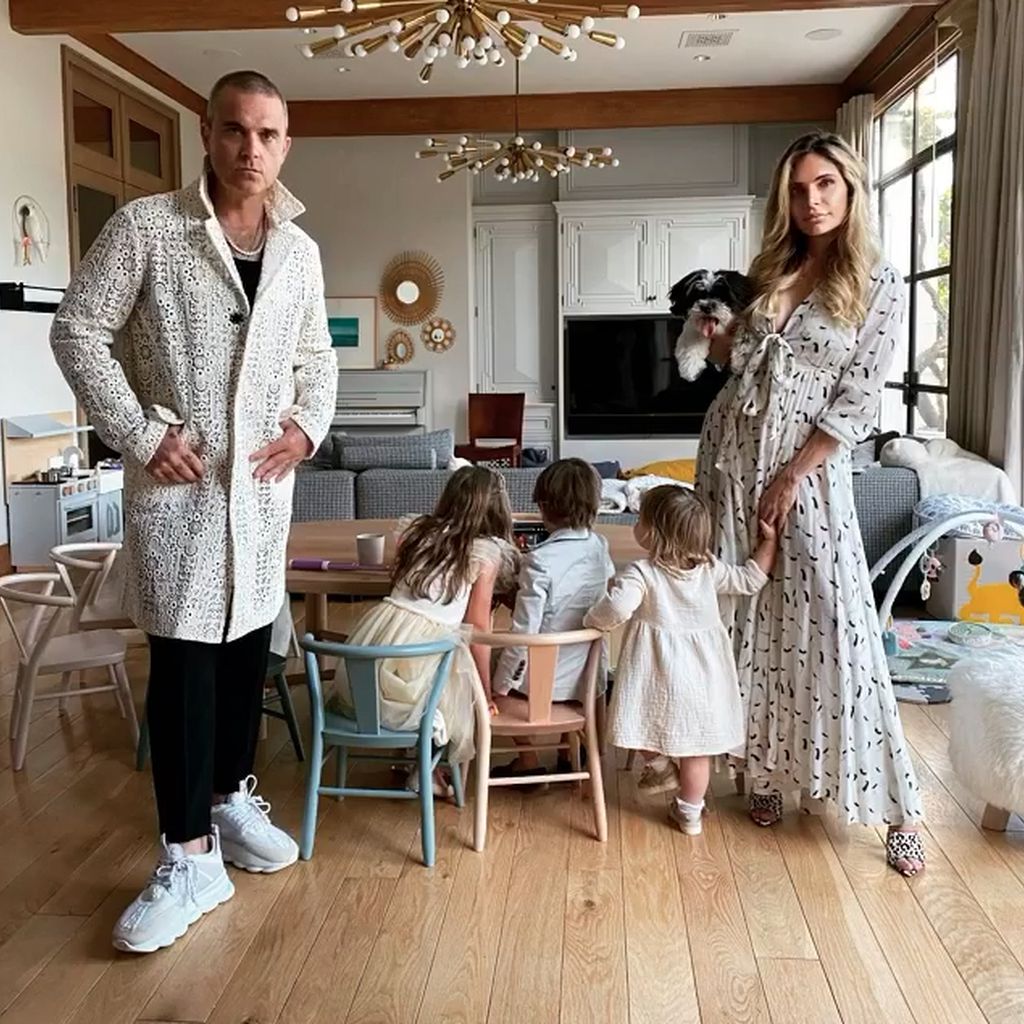 Robbie, Theodora Rose, Charlton Valentine und Colette Josephine Williams mit Ayda Field