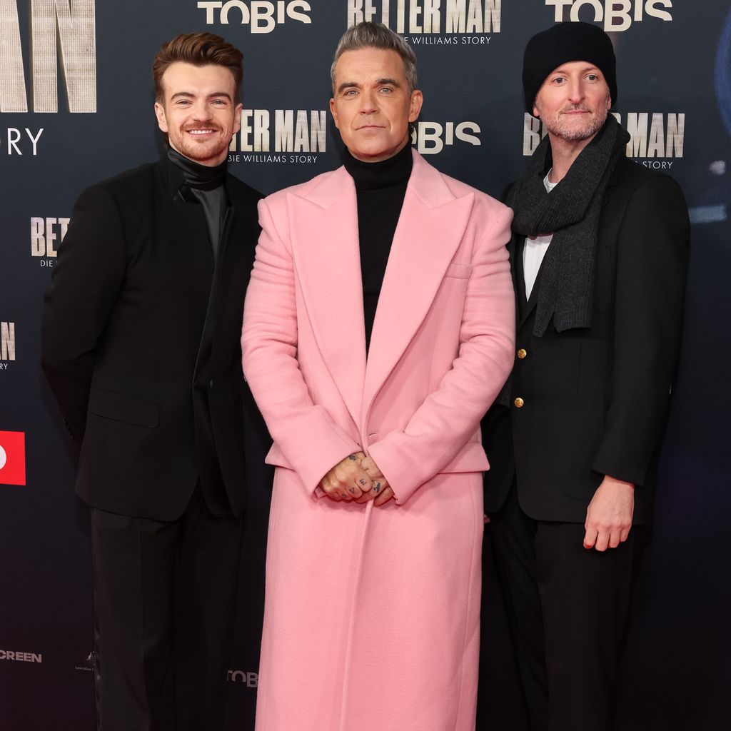 Robbie Williams mit "Better Man"-Darsteller Jonno Davies und Regisseur Michael Gracey