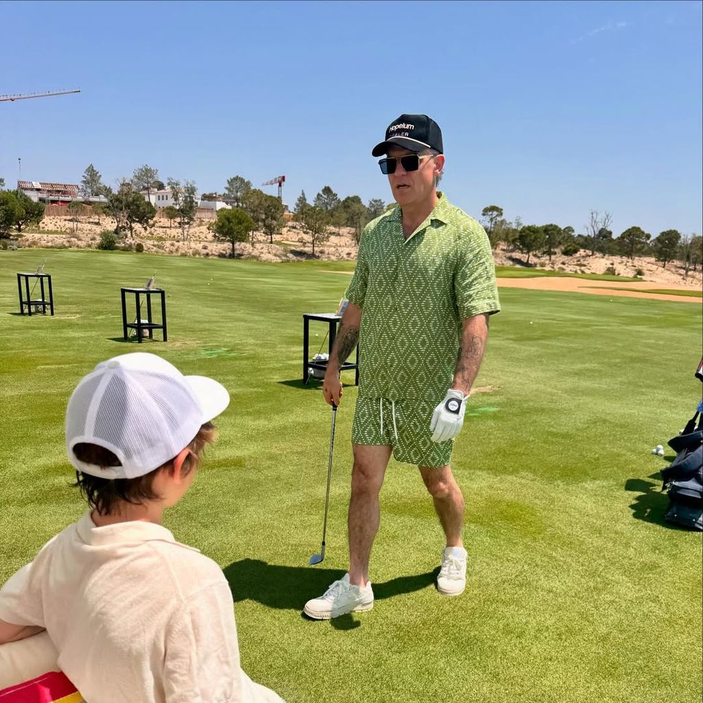 Robbie Williams und sein Sohn beim Golf spielen 2025