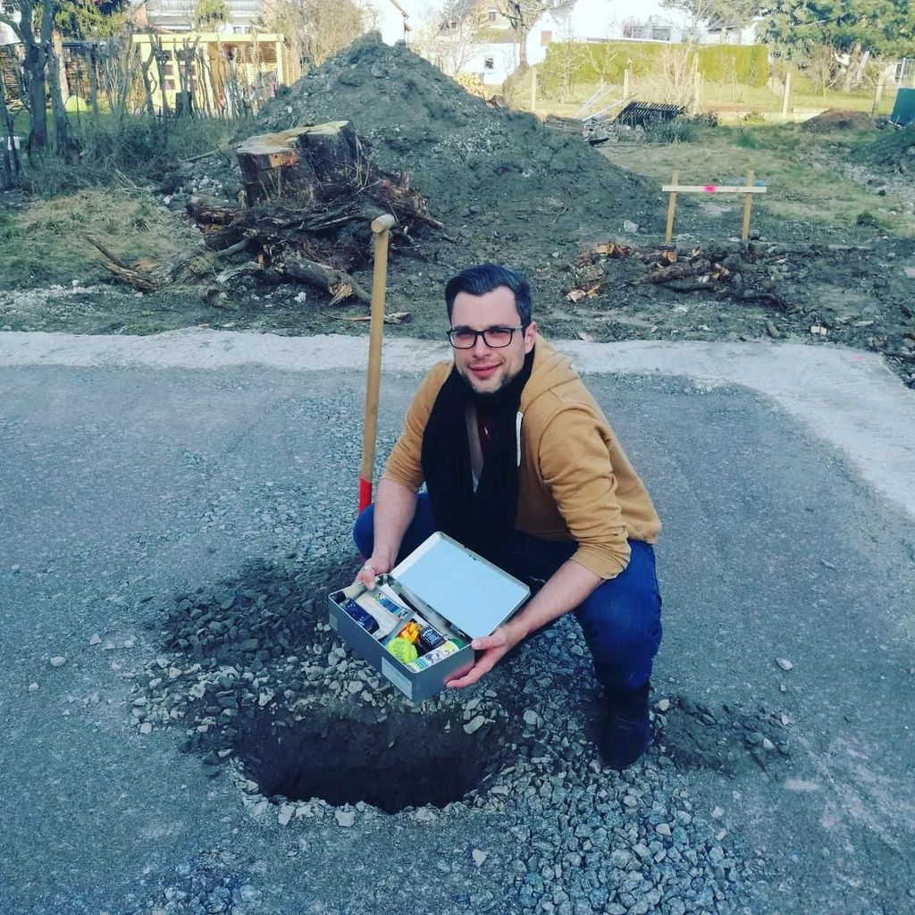 Robert auf seinem Grundstück, März 2022
