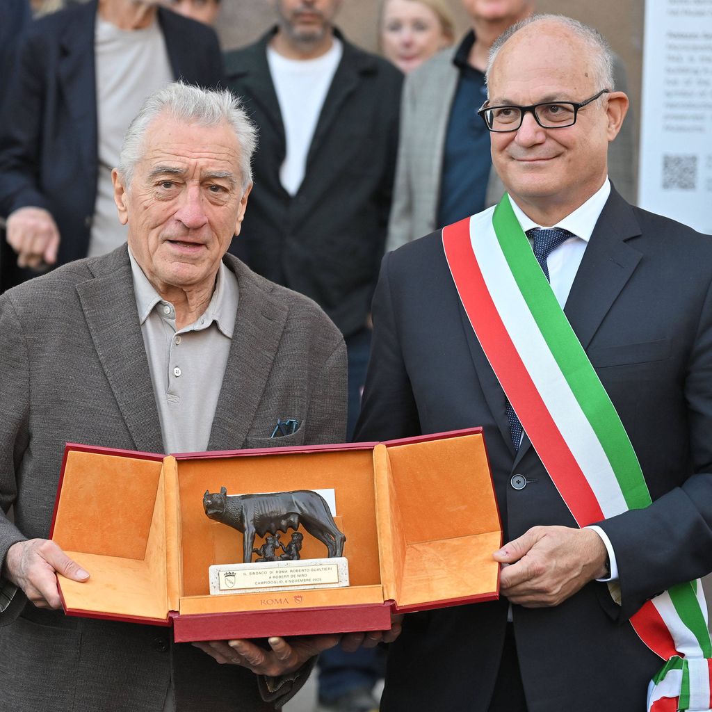 Robert De Niro erhält im Campidoglio die "Lupa Capitolina" von Roms Bürgermeister Roberto Gualtieri