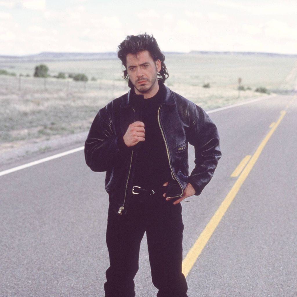 Szene aus Oliver Stones "Natural Born Killers" mit Robert Downey Junior auf einer einsamen Landstraße