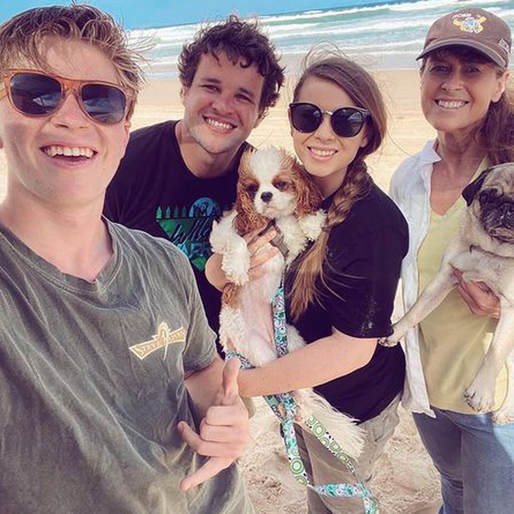 Robert Irwin mit Chandler Powell, Bindi Irwin und Terri Irwin