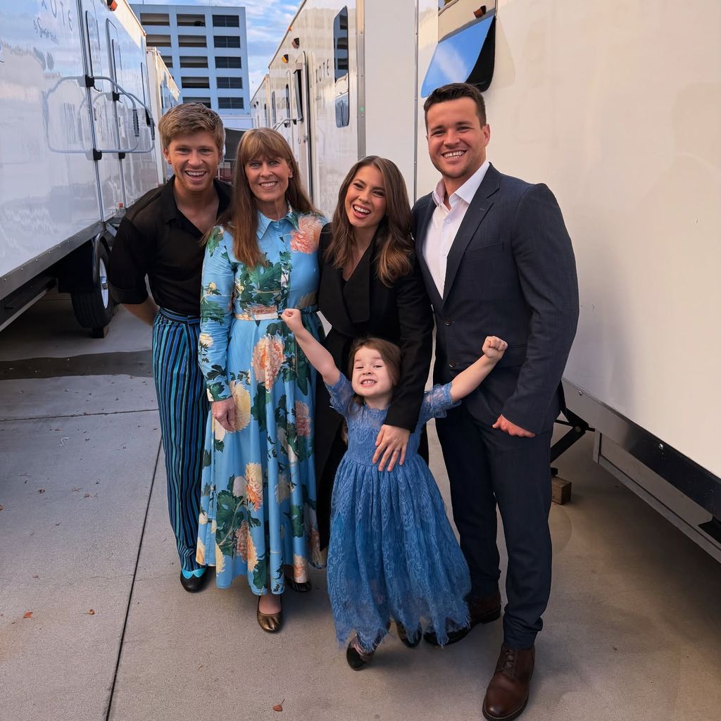 Robert Irwin mit seiner mutter, siener Schwester Bindi und ihrer Familie bei "Dancing With The Stars", 2025