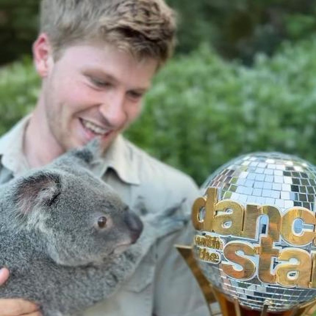 Robert Irwin mit einem Koala und seinem "Dancing with the Stars"-Pokal