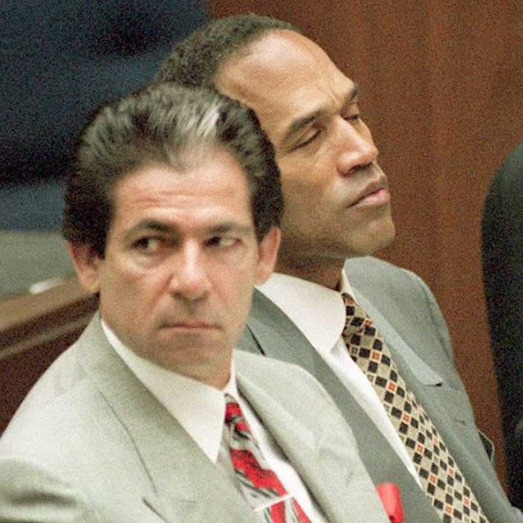 Robert Kardashian und O.J. Simpson im Gerichtssaal 1995