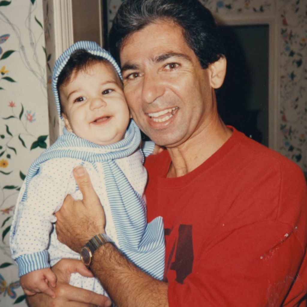 Robert Kardashian als Baby im Arm von Robert Kardashian Sr.