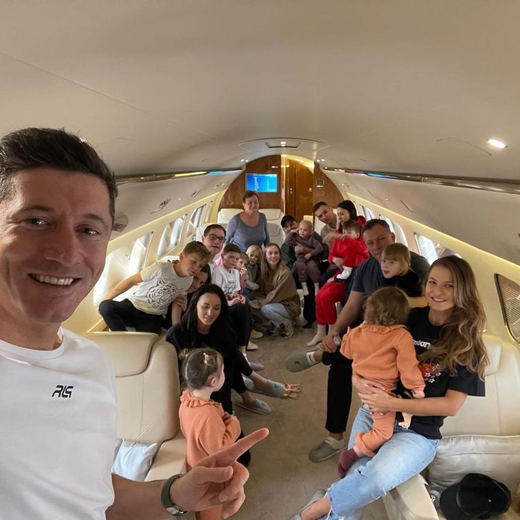 Fußballer Robert Lewandowski mit seiner Familie und Freunden