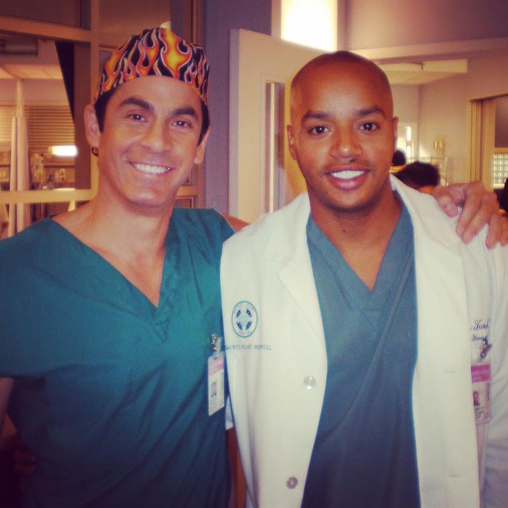 Robert Maschio und Donald Faison am Set von "Scrubs"