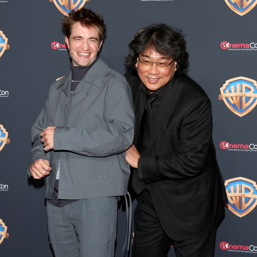 Robert Pattinson und Regisseur Bong Joon-ho