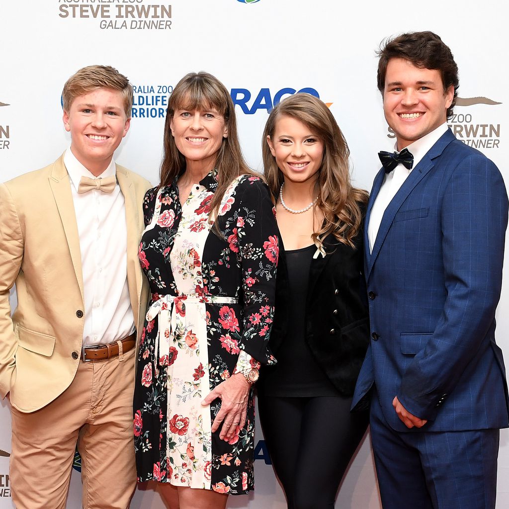 Robert, Terri und Bindi Irwin mit Chandler Powell im November 2019 in Brisbane