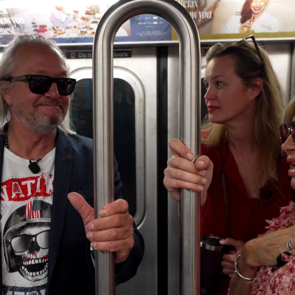 Robert und Carmen Geiss mit Melanie Scheriau in der U-Bahn