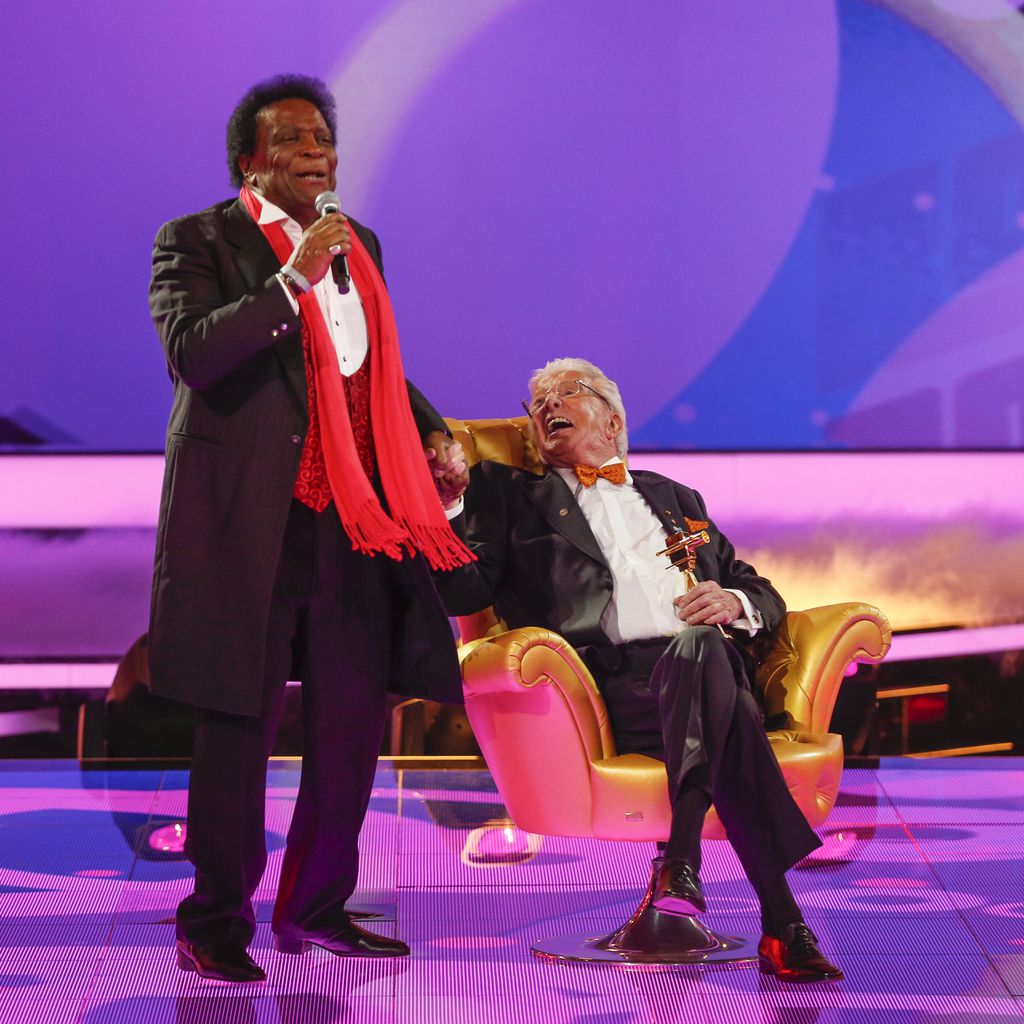 Roberto Blanco und Dieter Thomas Heck auf der Bühne bei der Goldenen Kamera 2017