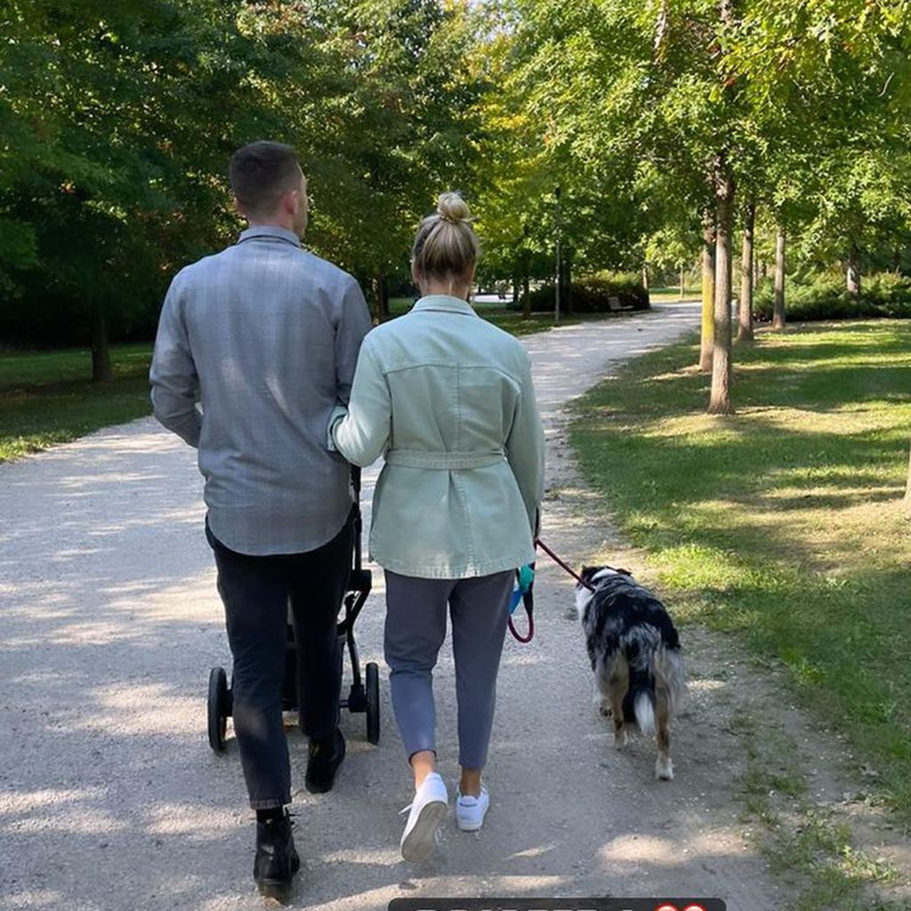 Robin Gosens mit seiner Verlobten Rabea, Hund Malou und dem gemeinsamen Nachwuchs