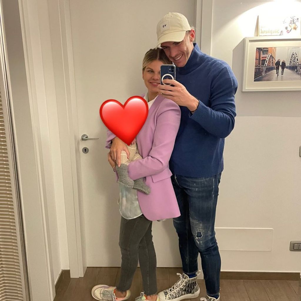 Robin Gosens mit seiner Frau Rabea und ihrem Kind