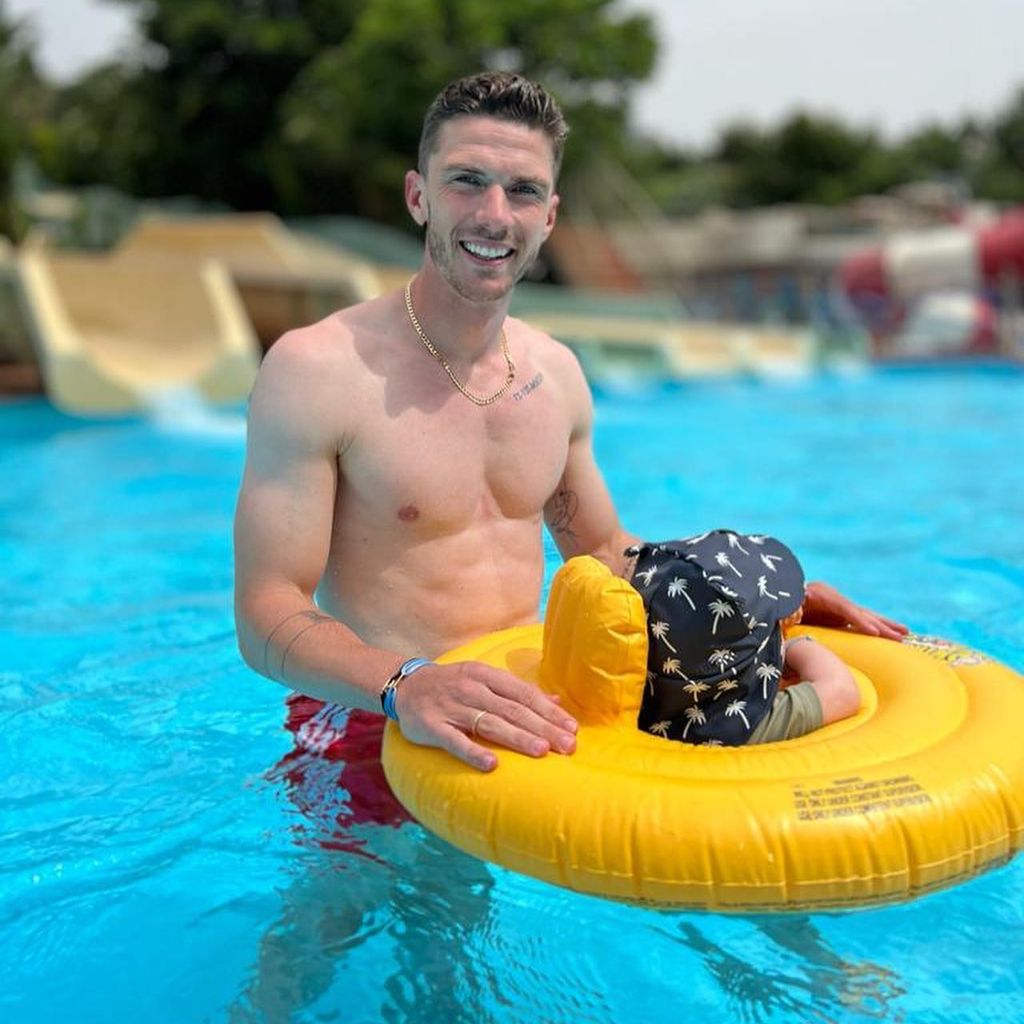 Robin Gosens mit seinem Sohn, 2022
