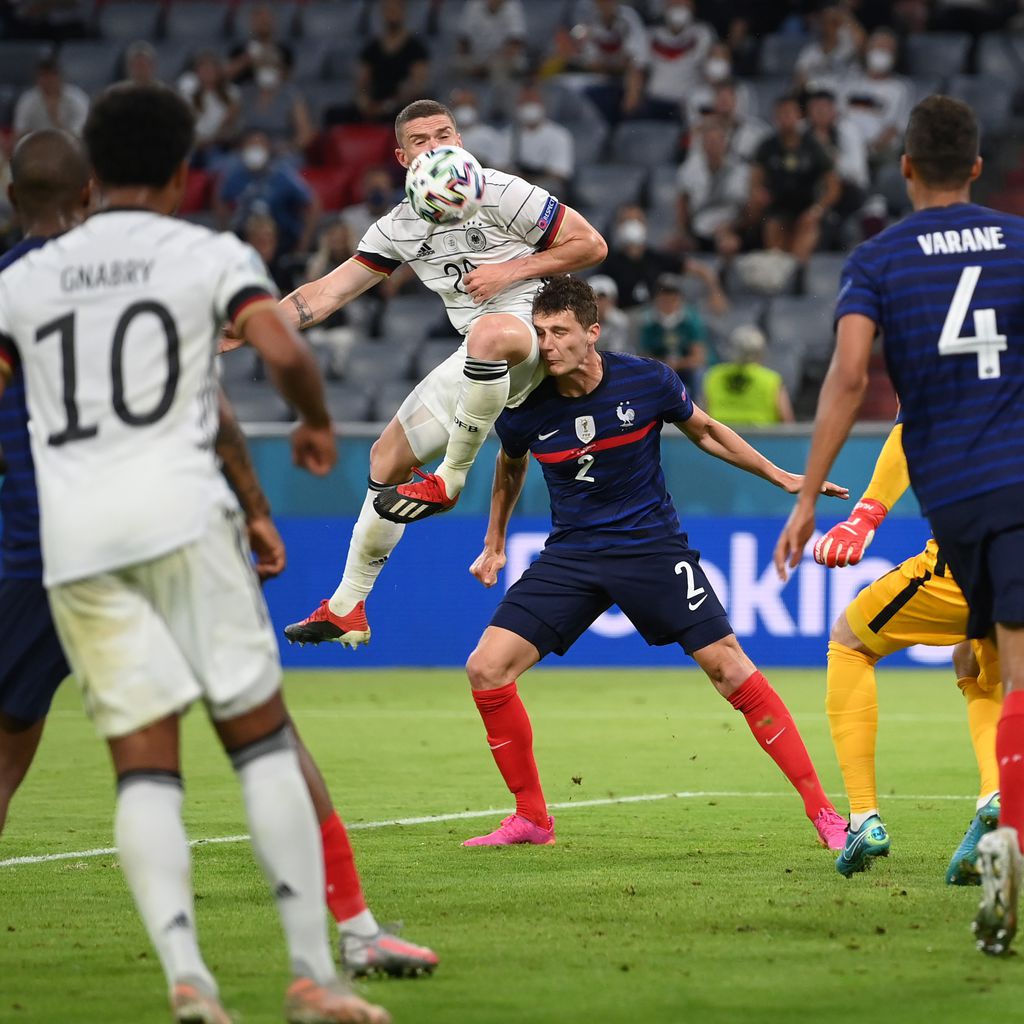 Robin Gosens und Benjamin Pavard beim EM-Spiel Deutschland gegen Frankreich