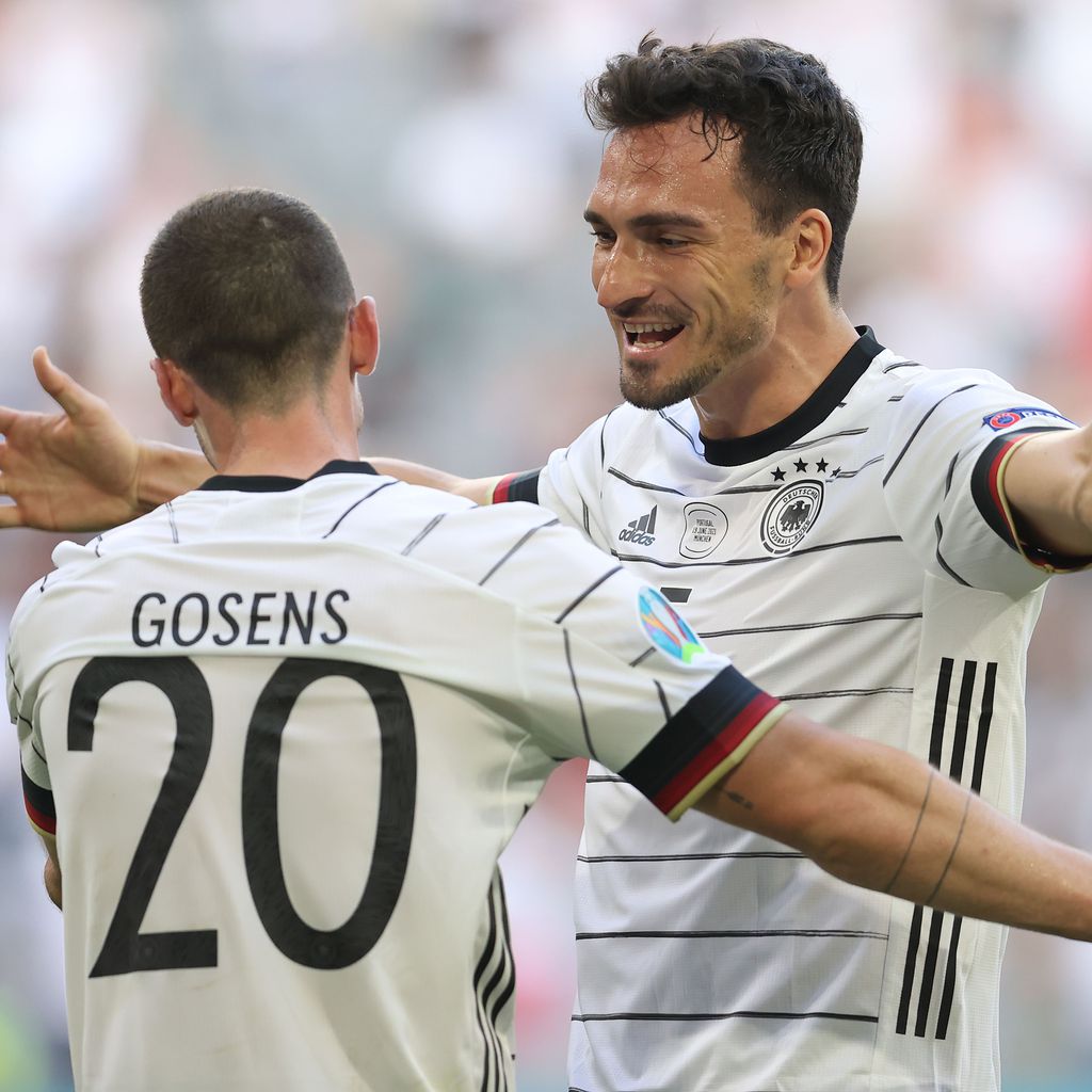 Robin Gosens und Mats Hummels beim EM-Spiel gegen Portgual