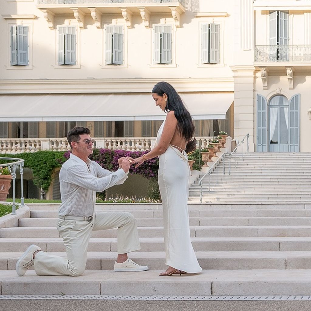 Robin Thicke kniet vor April Love Geary in Cannes
