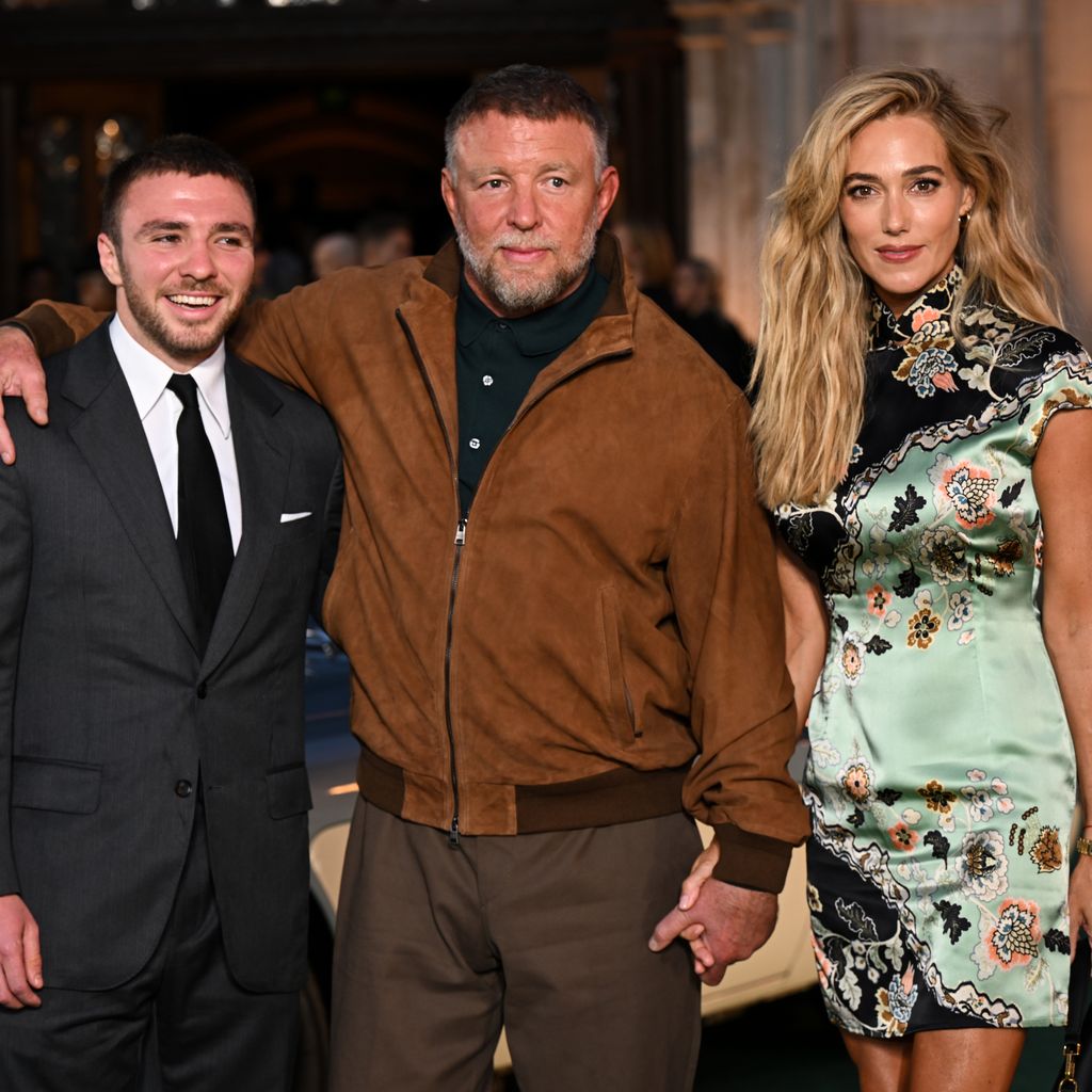 Rocco Ritchie, Guy Ritchie und Jacqui Ainsley bei der Netflix-Premiere von "The Gentleman" in London