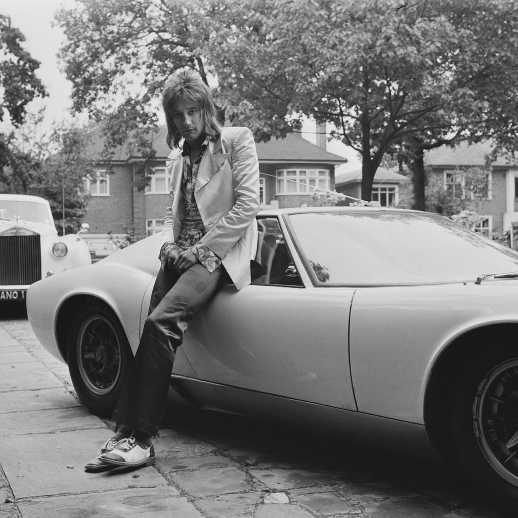Rocksänger Rod Stewart vor seinem Lamborghini Miura, 1971