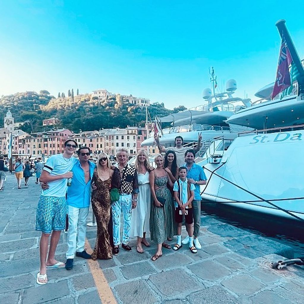 Rod Stewart (M.) mit seiner Familie in Italien im August 2022