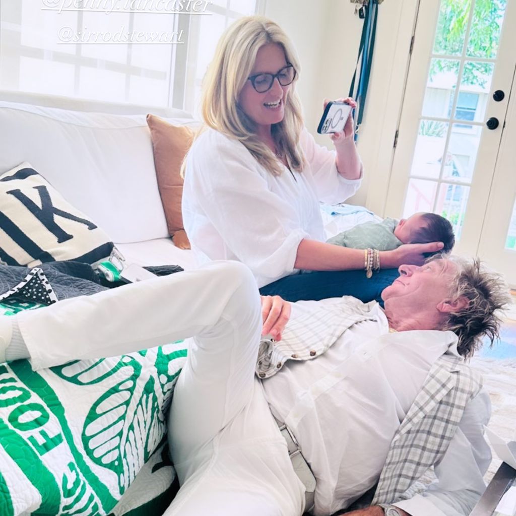 Rod Stewart und Penny Lancaster mit ihrem Enkelkind im Mai 2023
